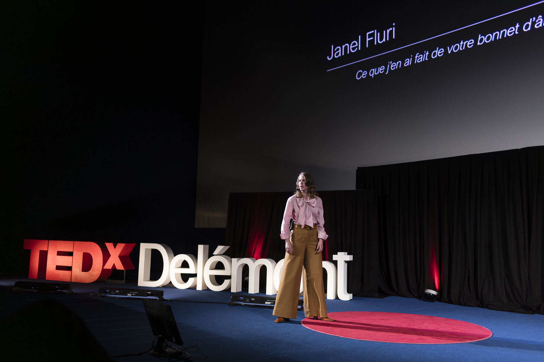 Une conférencière sur la scène TEDxDelémont